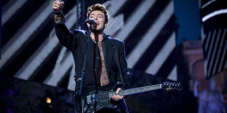 The Kolors, il boom di Italodisco. Stash fa lo sketch a Ibiza