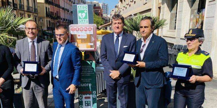 Un defibrillatore “intelligente” in Piazza Yenne a Cagliari