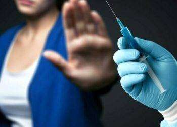 I dimenticati del vaccino: Gli effetti avversi si curano solo all’estero: l’inchiesta di Fuori dal Coro