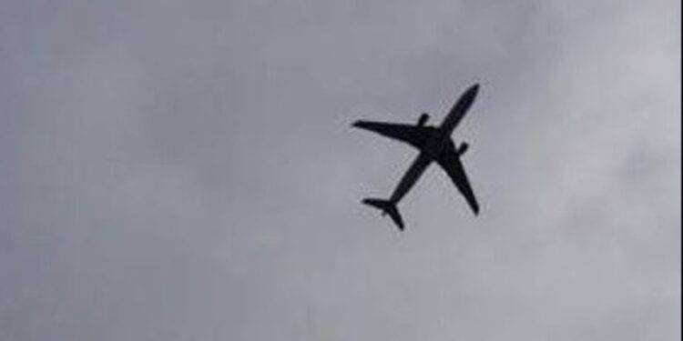 Aereo con più di 160 passeggeri effettua atterraggio di emergenza in un campo in Siberia