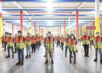 Amazon alza retribuzione minima lorda logistica a 1.764 euro