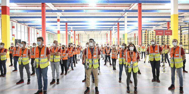 Amazon alza retribuzione minima lorda logistica a 1.764 euro