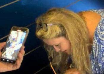 Turista compra aragosta in ristorante per liberarla in mare