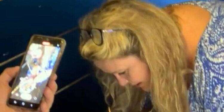 Turista compra aragosta in ristorante per liberarla in mare