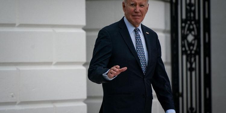 Elezioni Usa 2024, l’uomo dalle mille gaffe Joe Biden si ricandida