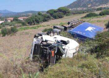 Camion con rifiuti speciali sbanda e si ribalta a Carbonia