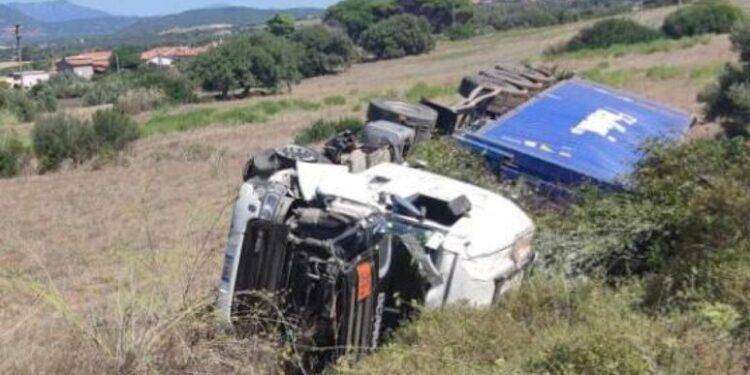 Camion con rifiuti speciali sbanda e si ribalta a Carbonia
