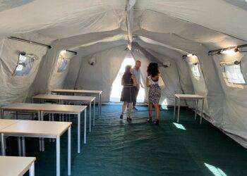 Vergogna, alunni in tende a Cagliari: quasi pronto il campo allestito fuori dalla scuola