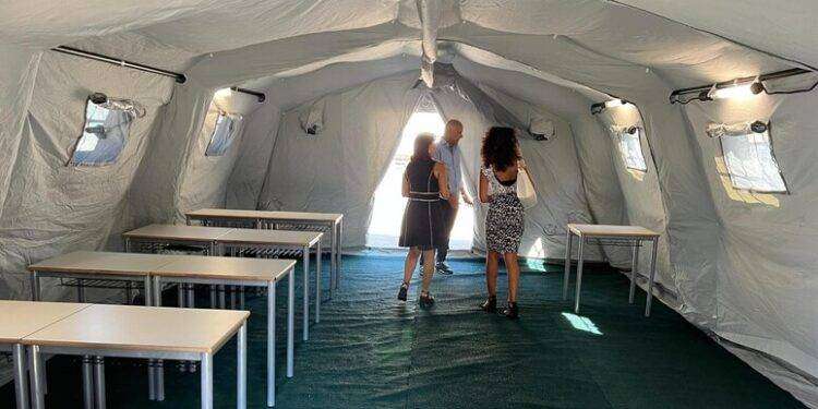 Vergogna, alunni in tende a Cagliari: quasi pronto il campo allestito fuori dalla scuola