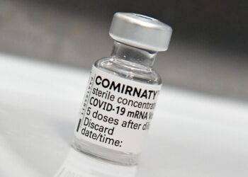 Ue autorizza il vaccino contro le nuove varianti del Covid: si chiama Comirnaty ma è la solita Pfizer