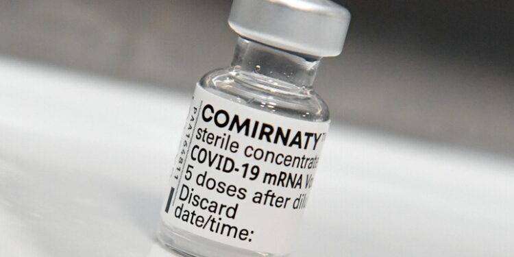 Ue autorizza il vaccino contro le nuove varianti del Covid: si chiama Comirnaty ma è la solita Pfizer