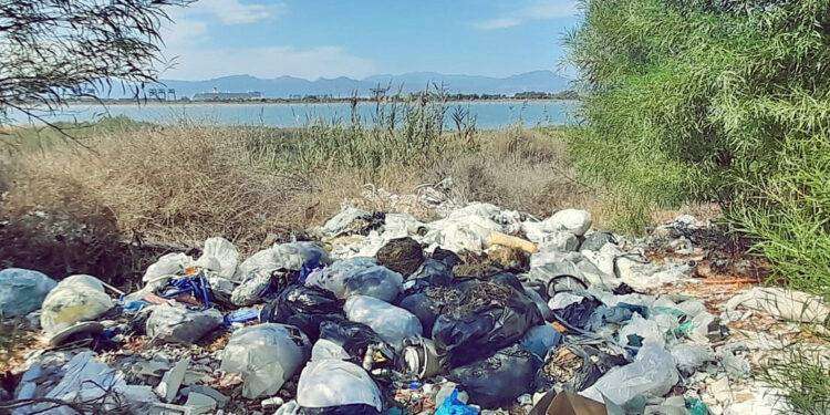 Cagliari, maxi discarica nella laguna di Santa Gilla