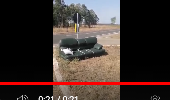 Discarica abusiva sulla strada statale 293 vicino a Samassi: un divano nel bivio