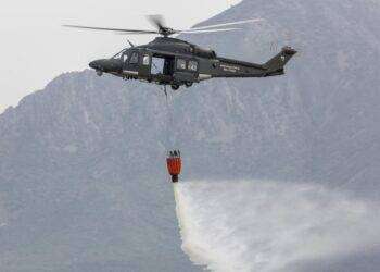 Fiamme a San Basilio: in azione due elicotteri