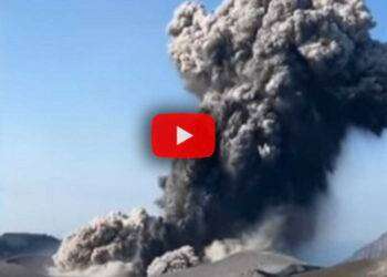 Esplosione del vulcano Ebeko nelle Isole Curili: le immagini