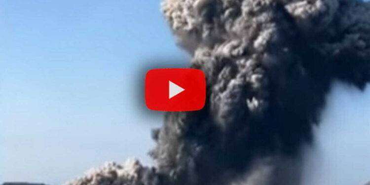 Esplosione del vulcano Ebeko nelle Isole Curili: le immagini