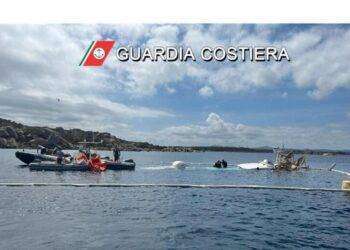 Recuperata la barca di 17 metri affondata davanti a Caprera