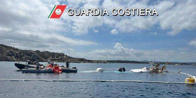 Recuperata la barca di 17 metri affondata davanti a Caprera