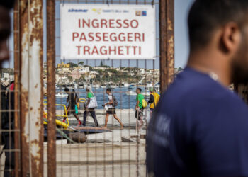 Fiamme in un traghetto da Lampedusa, tutti salvi i 150 passeggeri