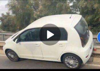 Cagliari, con l’auto finisce sopra il guard rail, traffico rallentato: ecco dove