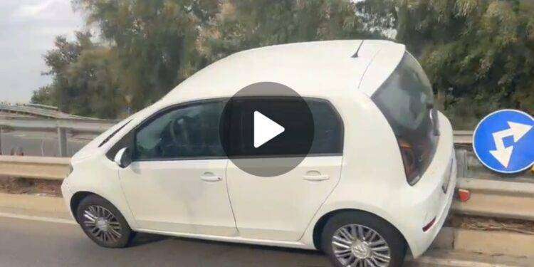 Cagliari, con l’auto finisce sopra il guard rail, traffico rallentato: ecco dove
