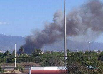 Vasto incendio a Selargius, fiamme e fumo visibili per chilometri