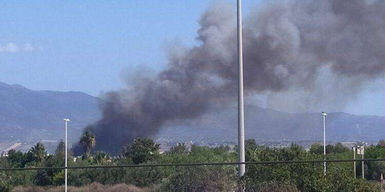 Vasto incendio a Selargius, fiamme e fumo visibili per chilometri