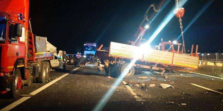 Incidente a bus migranti, morti 2 autisti e 25 feriti