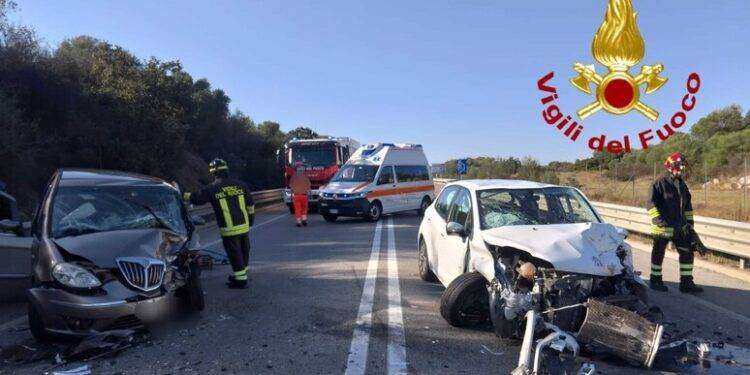 Scontro tra auto su circonvallazione a Olbia, muore 76enne