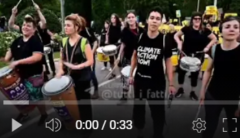 “No ai combustibili fossili”, migliaia di attivisti per il clima manifestano a Madrid