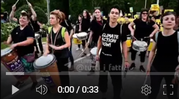 “No ai combustibili fossili”, migliaia di attivisti per il clima manifestano a Madrid