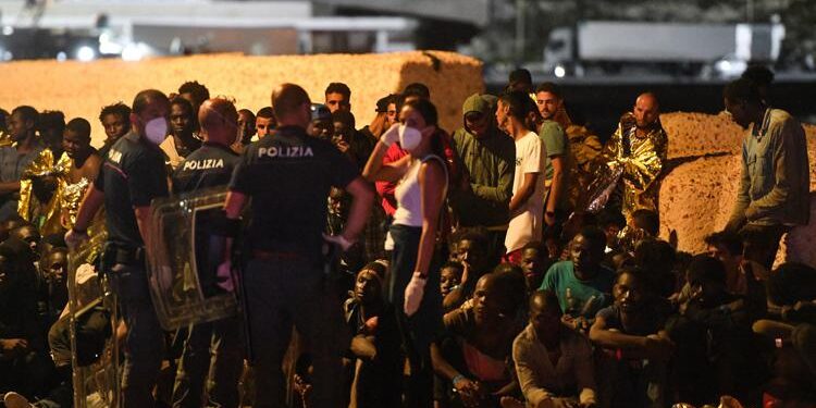 Lampedusa, oltre 6000 migranti nell’hotspot