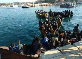 Migranti, ancora sbarchi a Lampedusa: il blocco navale della Meloni “funziona benissimo”