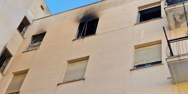 Incendio in casa a Sassari, Vigili del fuoco salvano disabile