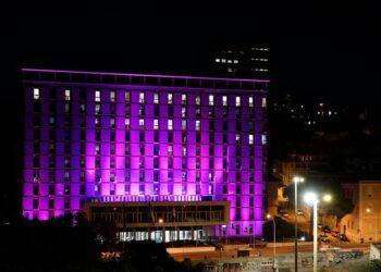 Giornata mondiale dell’Alzheimer: viola la facciata del palazzo della Regione, in viale Trento a Cagliari