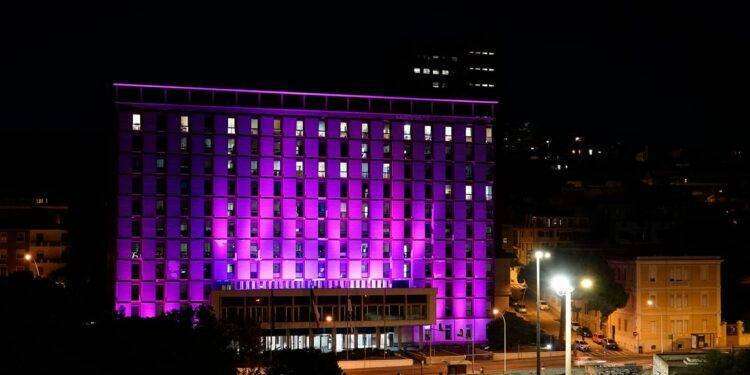 Giornata mondiale dell’Alzheimer: viola la facciata del palazzo della Regione, in viale Trento a Cagliari