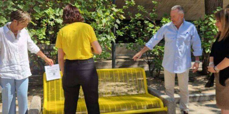 Panchine gialle e rosse contro violenza donne e endometriosi