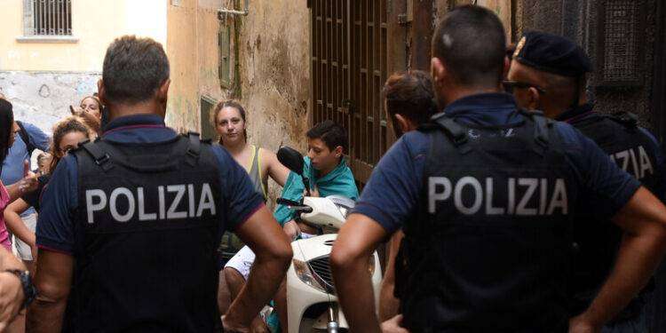 Blitz anticrimine a Tor Bella Monaca e nei Quartieri Spagnoli