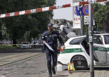 Investito fuori da un locale da pirata della strada, morto