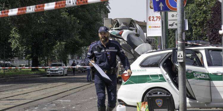 Investito fuori da un locale da pirata della strada, morto