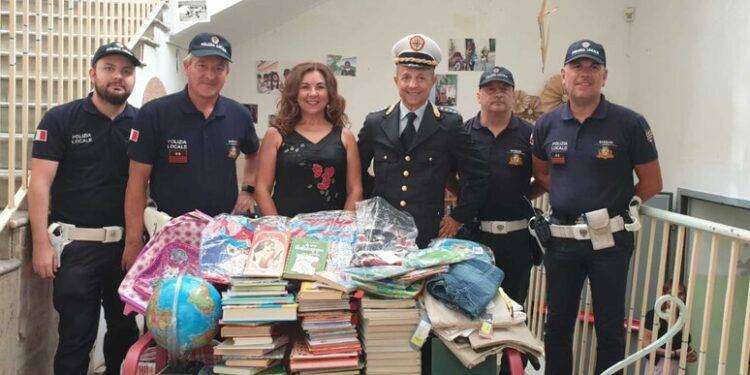 Prima campanella a Sassari, zaini solidali dalla polizia locale