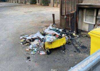Denuncia dei cittadini a Cagliari, cassonetti incendiati davanti a scuola