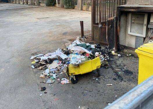 Denuncia dei cittadini a Cagliari, cassonetti incendiati davanti a scuola