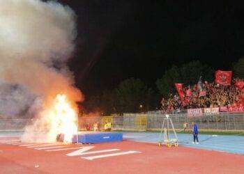 Calcio, gli ultras del Perugia bruciano un materasso: sospesa la partita con il Rimini