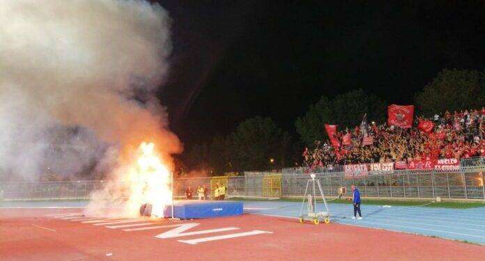 Calcio, gli ultras del Perugia bruciano un materasso: sospesa la partita con il Rimini