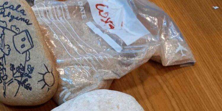 Tornano in spiagge Muravera 200kg di sabbia e ciottoli rubati