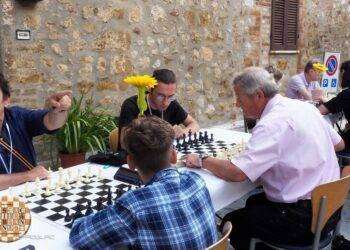 Borgo nel Senese si trasforma in scacchiera per un torneo