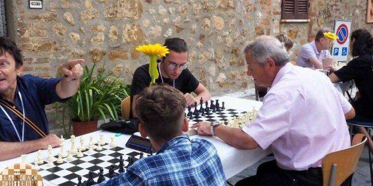 Borgo nel Senese si trasforma in scacchiera per un torneo