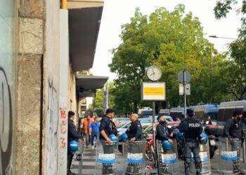 Sgomberato l’ex cinema a Milano occupato contro il caro affitti