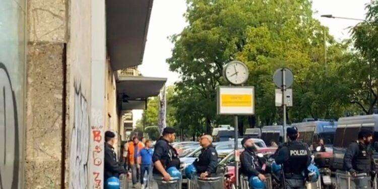 Sgomberato l’ex cinema a Milano occupato contro il caro affitti